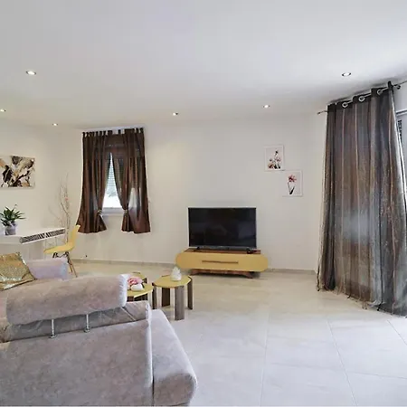 Apartamento 3 Bedroom Beautiful In *