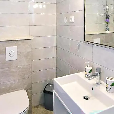 3 Bedroom Beautiful In Apartamento Lovran